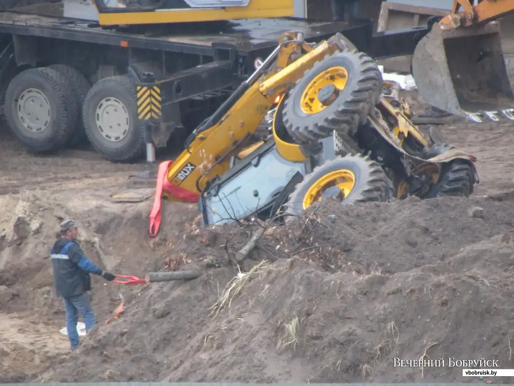 На стройке в Бобруйске трактор упал в яму | bobruisk.ru