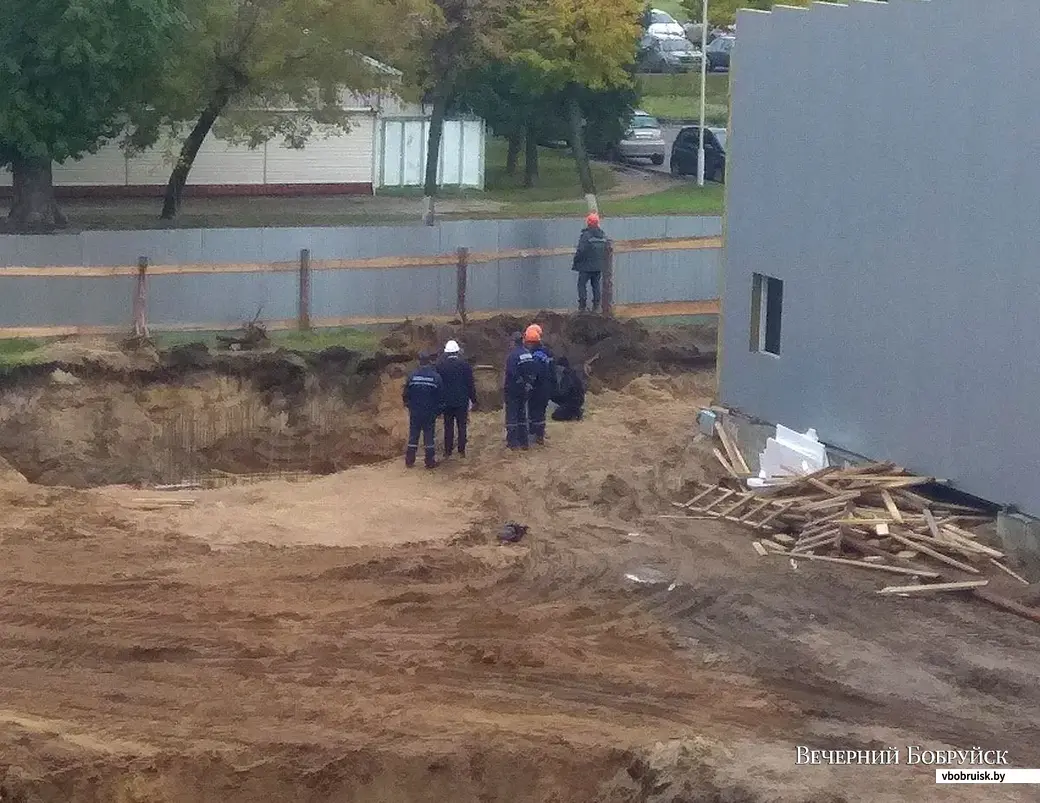 Еще одно ЧП на стройке на Урицкого – рабочий упал в яму (ДОПОЛНЕНО) |  bobruisk.ru