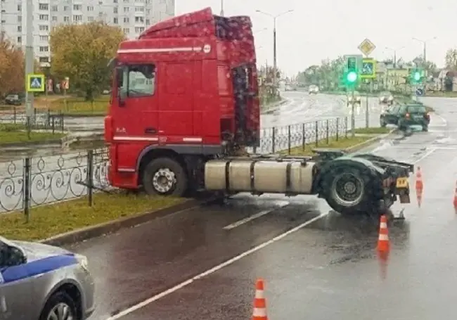 Фура въехала в забор на Крылова