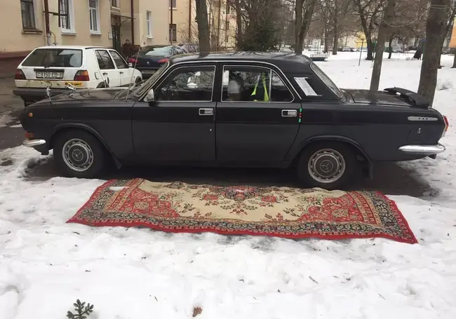 «Я паркуюсь, как...» на ковре