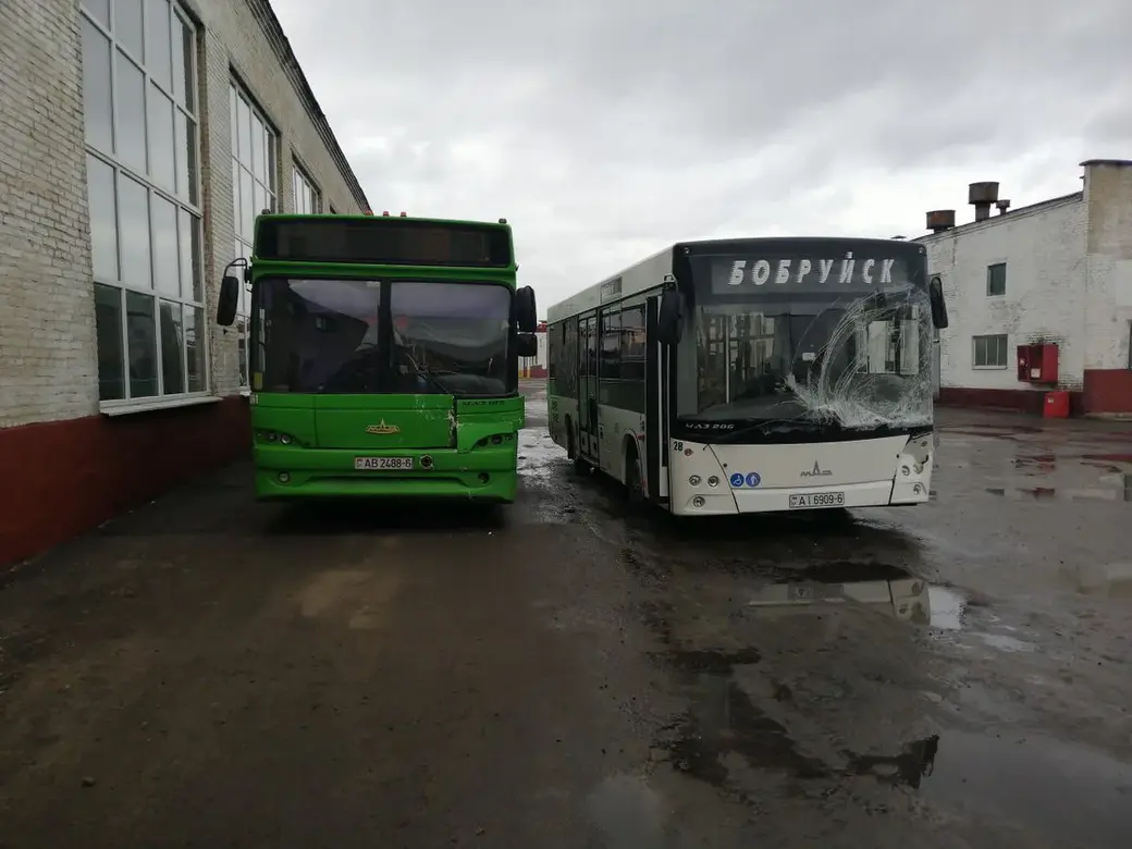 В Бобруйске столкнулись два автобуса. Один вез школьников (дополнено) |  bobruisk.ru