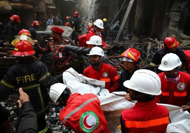 80 человек погибли из-за пожара жилого дома в Бангладеш (Фото)