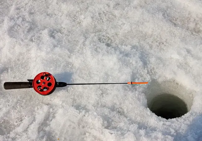 Рыбак провалился под лед, товарищи пытались его спасти. Погибли трое, один выжил
