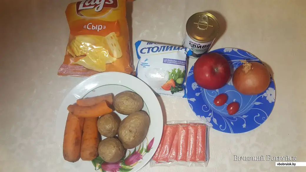 Салат Нежный с крабовыми палочками, картошкой, яйцом и луком