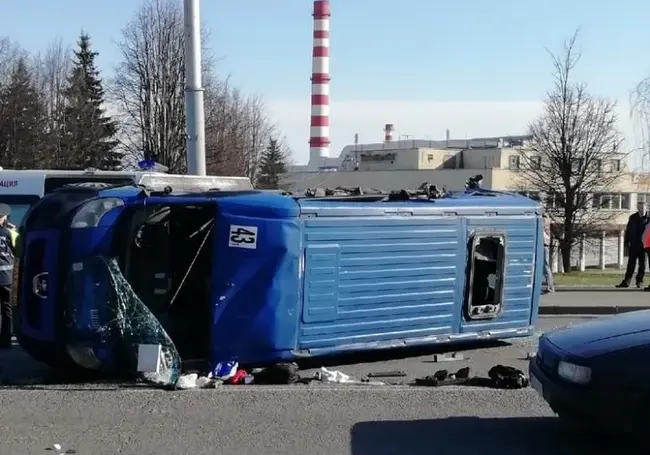 В Могилеве перевернулась маршрутка после столкновения с грузовиком: пострадали 10 человек
