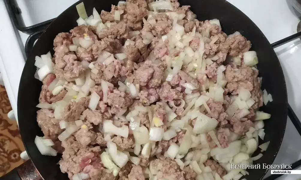 Мясо тушёное с овощами на сковороде