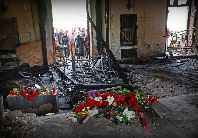 В Одессе люди несут цветы к Дому профсоюзов – поминают погибших в трагедии 2014 года