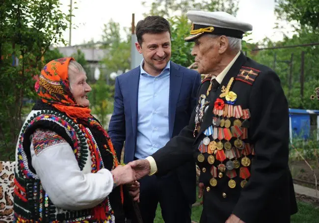Зеленский сфотографировался с ветеранами УПА и Красной армии