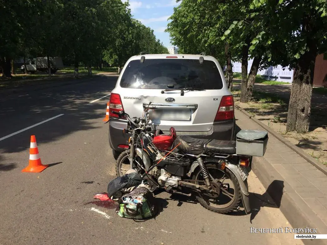 Авария на Урицкого: мопед врезался в автомобиль | bobruisk.ru