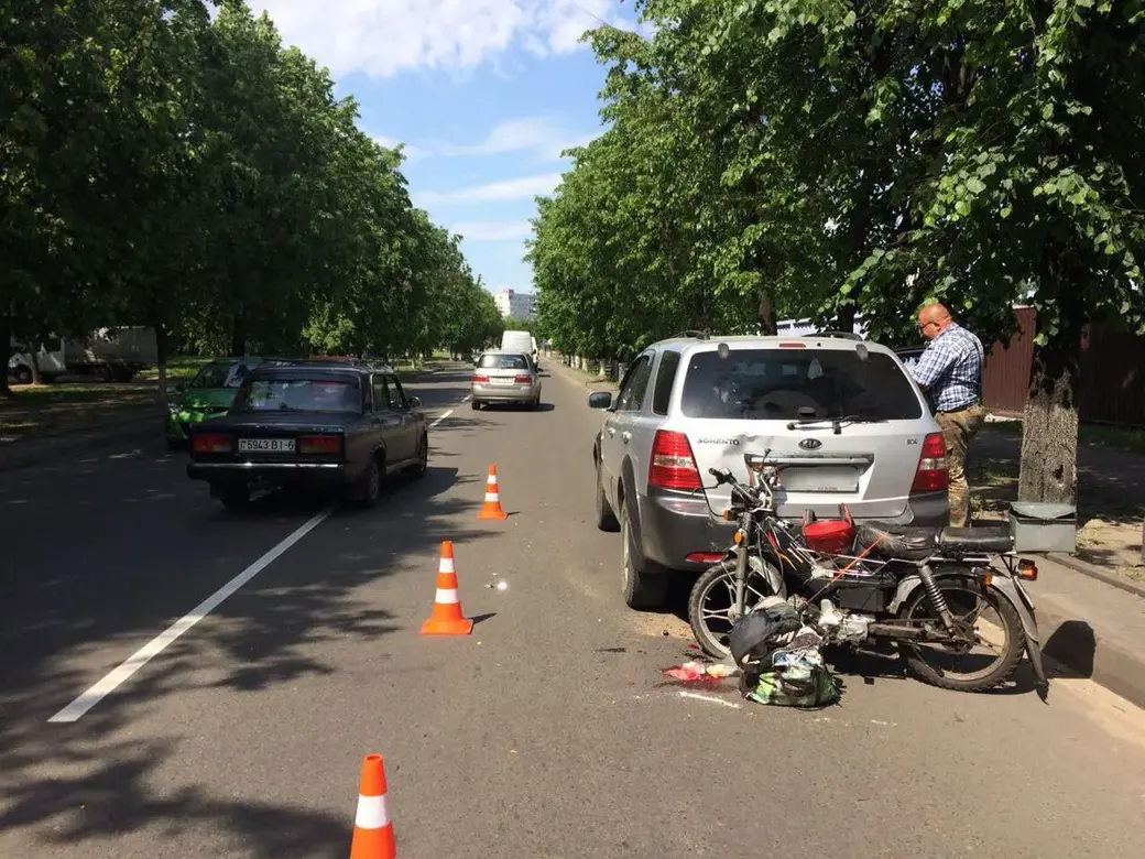 Авария на Урицкого: мопед врезался в автомобиль | bobruisk.ru