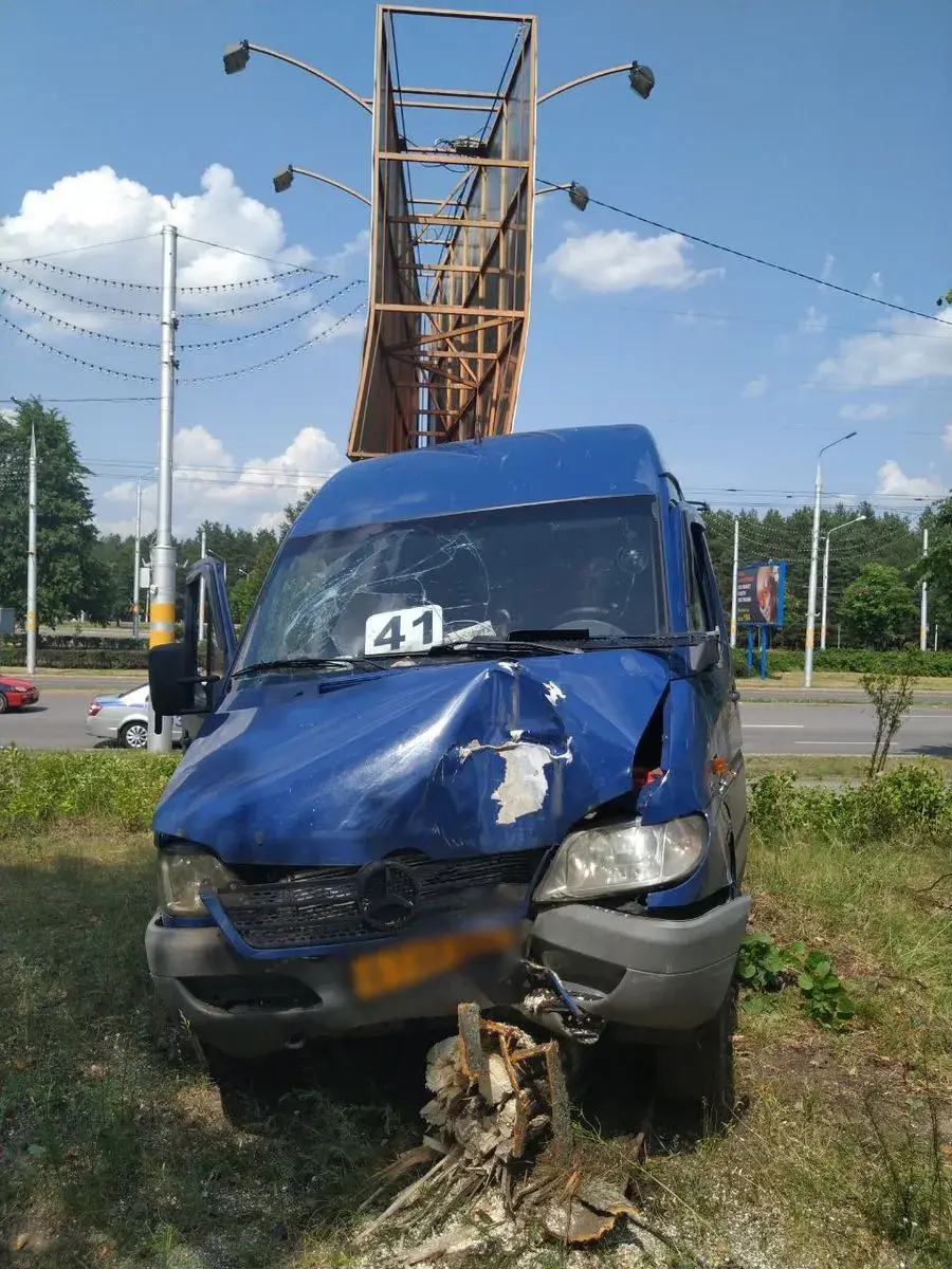 13 июня маршрутка снесла дерево возле Вечного огня в Бобруйске | bobruisk.ru