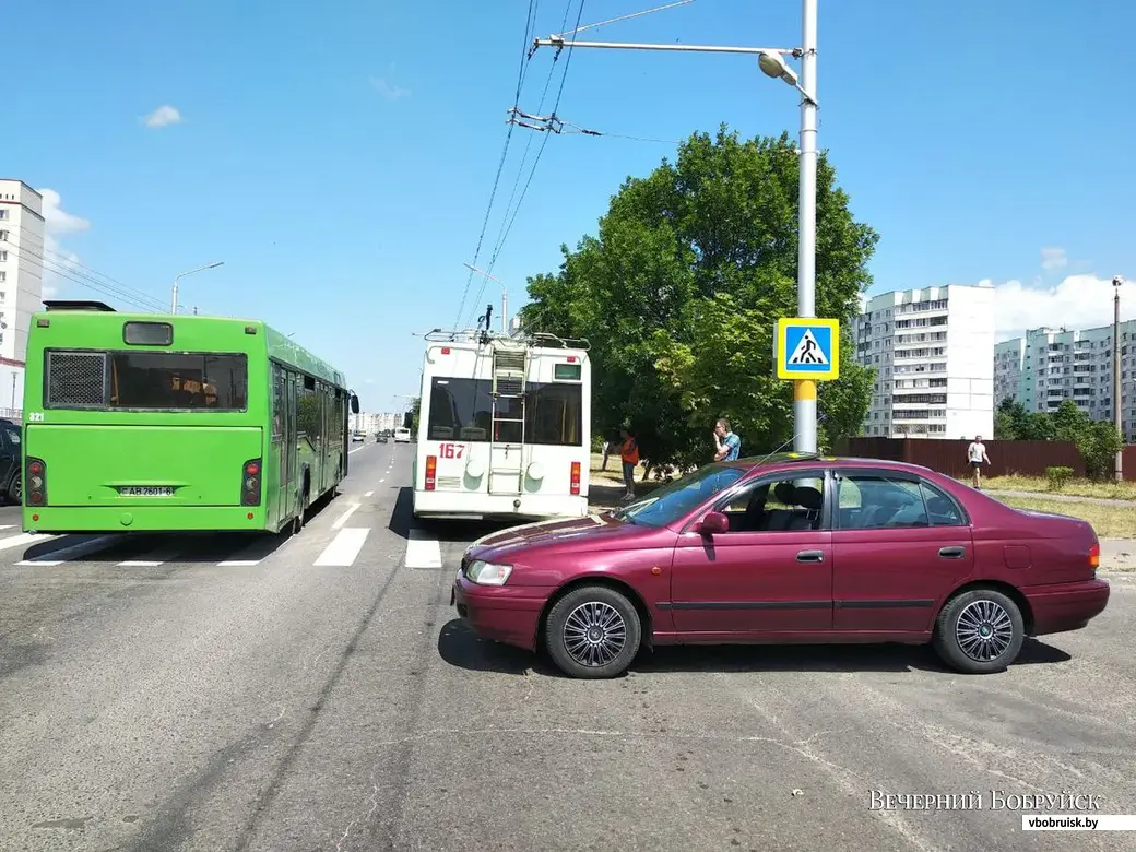 Авария на проспекте Строителей: легковушка въехала в троллейбус |  bobruisk.ru