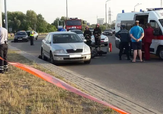 В Гомеле байкер врезался в припаркованное авто и погиб