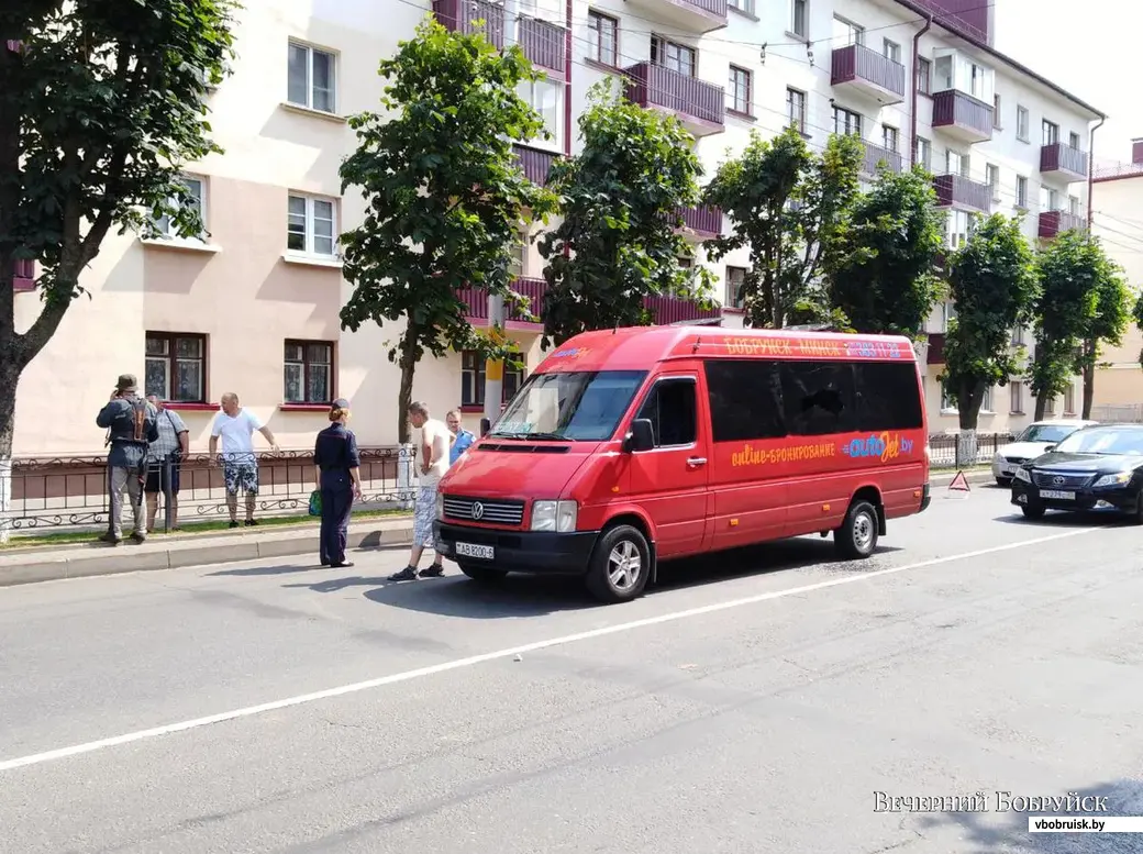 Камень из-под газонокосилки разбил окно маршрутки в Бобруйске | bobruisk.ru