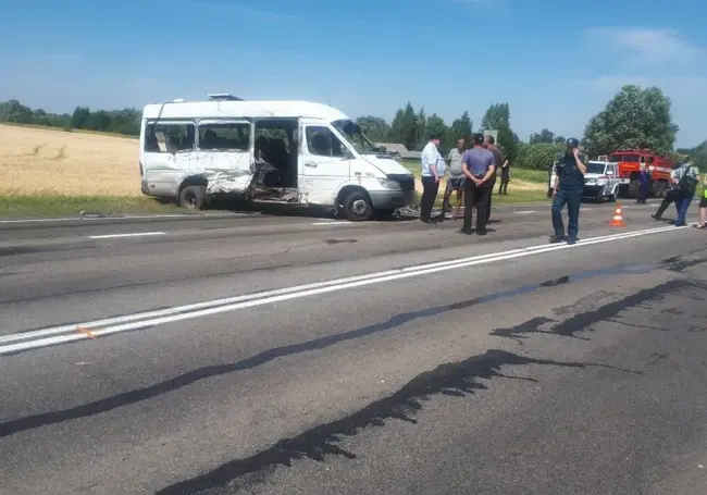 В Брянской области белорус на фуре попал в ДТП с маршруткой: трое мертвы, 12 ранены