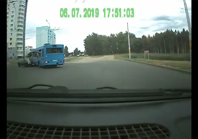 «У нас на спидометре было 145, водитель легковушки ехал еще быстрее». Сотрудники охраны – о погоне после ДТП на Шинной