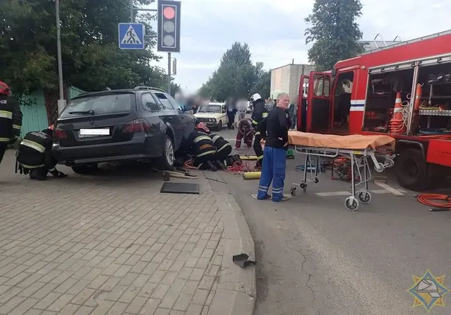 В Бобруйске автомобиль наехал на женщину: пешехода доставали из-под авто спасатели - ДОПОЛНЕНО