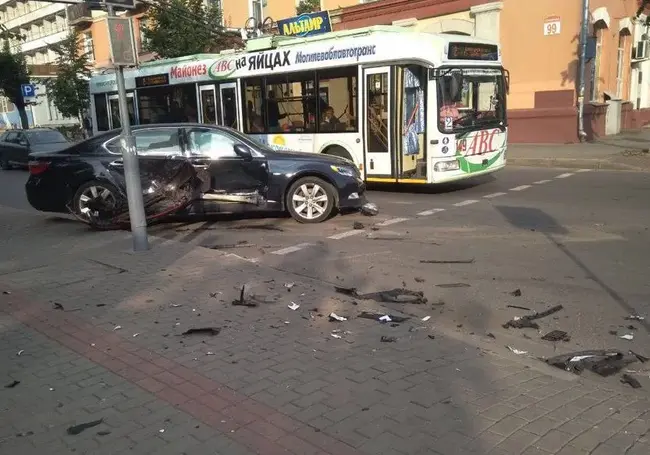 Серьезное столкновение двух авто в Бобруйске – фотофакт