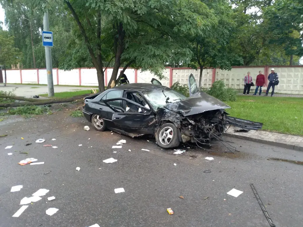 Разбил машину вдребезги и остался жив. Утренняя авария на Гагарина |  bobruisk.ru