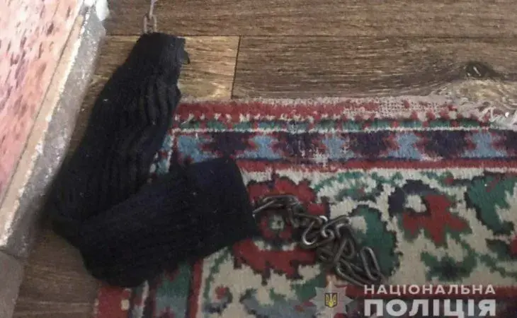 В Днепре мать держала 8-летнего ребенка на цепи.
