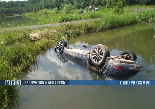 Из водоема под Бобруйском достали автомобиль: в салоне нашли четыре тела, среди них – два милиционера