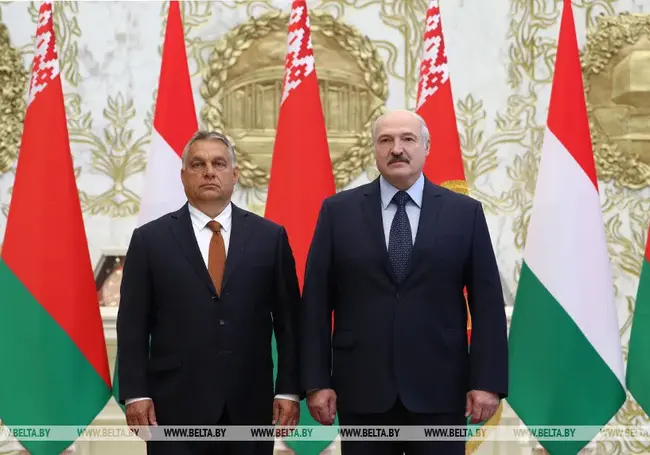 Лукашенко подарил премьер-министру Венгрии именную майку сборной Беларуси по футболу – видеофакт