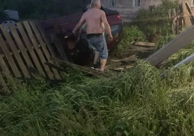 Такси на крыше и легковушка во дворе. Два ДТП с переворотом в Бобруйске за один день