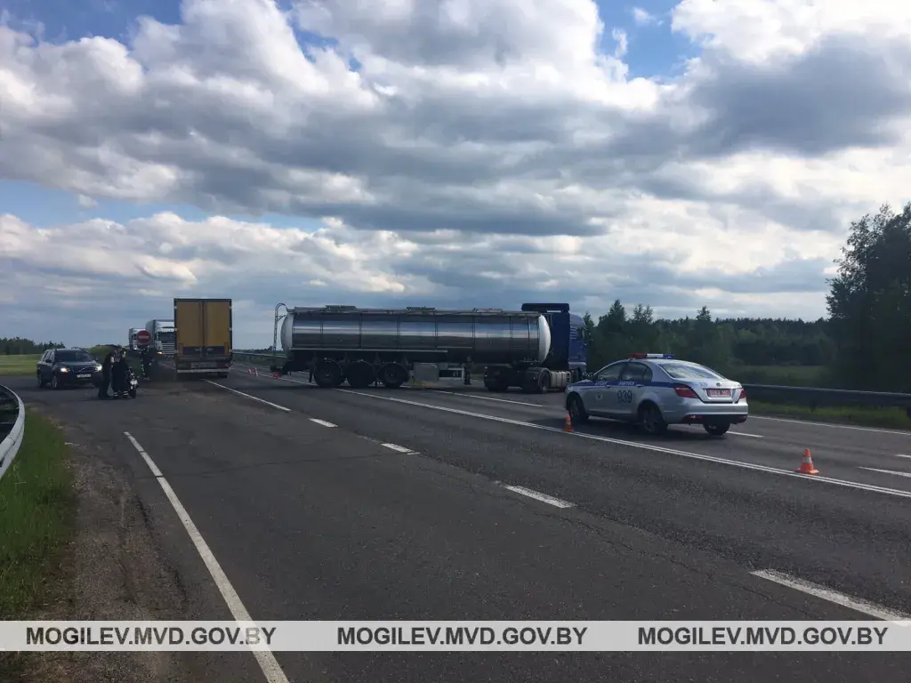 В Бобруйском районе мотоциклист-бесправник влетел в грузовик: байкер погиб  | bobruisk.ru