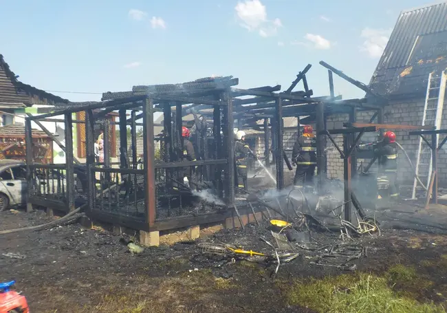Пожар в Титовке: сгорели хозпостройки и автомобиль BMW. Причину выясняют