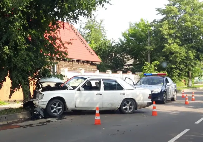 На Октябрьской автомобиль въехал в дерево. Фотофакт