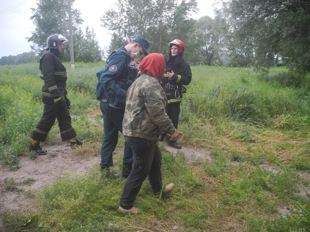 Под Гомелем женщина шла по полю и провалилась в колодец | bobruisk.ru