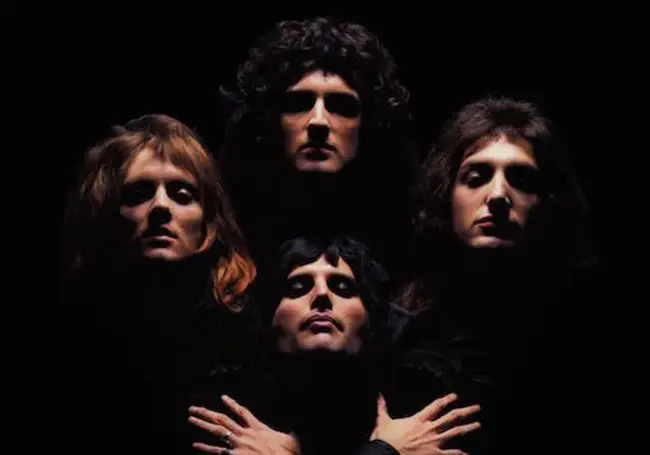 Видеофакт: более 5 тысяч фанатов Queen исполнили Bohemian Rhapsody в новом клипе