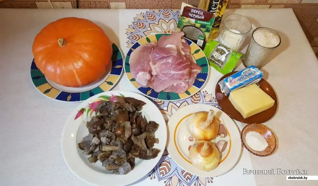 Тыква в духовке, фаршированная курицей, картошкой и грибами: рецепт - Лайфхакер