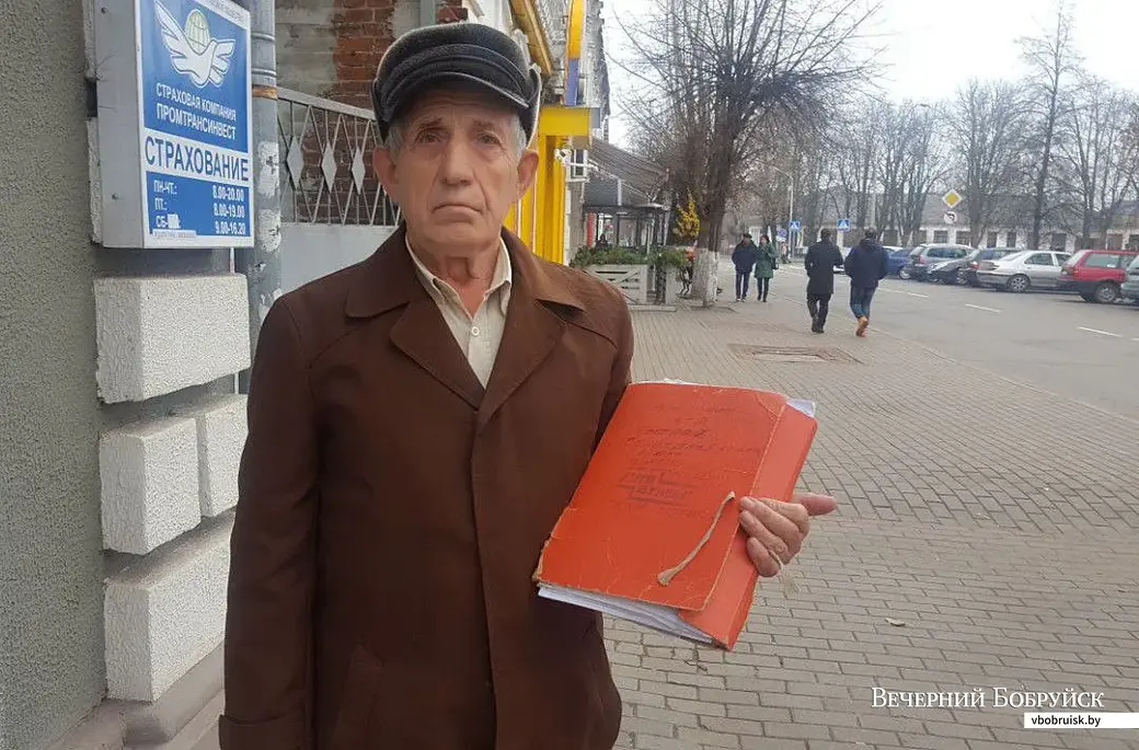 Виктор Антонович Подорожный, житель Бобруйска, с целой папкой документов по «делу памятников».