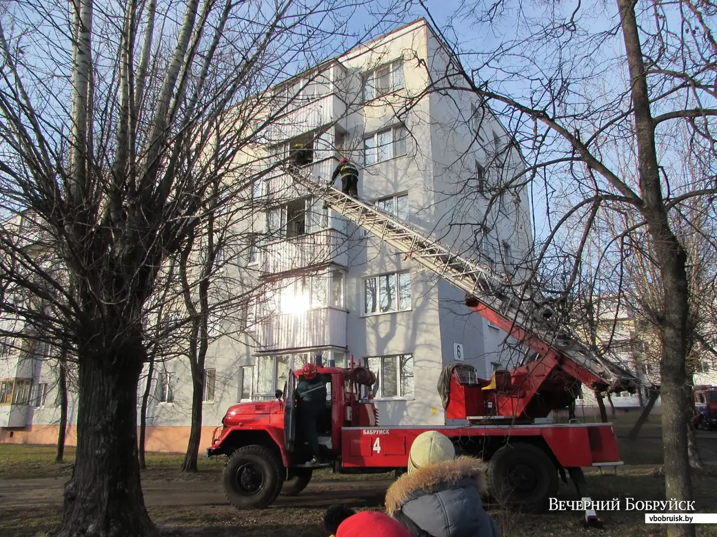 Пожар в Бобруйске на Орджоникидзе: мужчину забрала «скорая» | bobruisk.ru