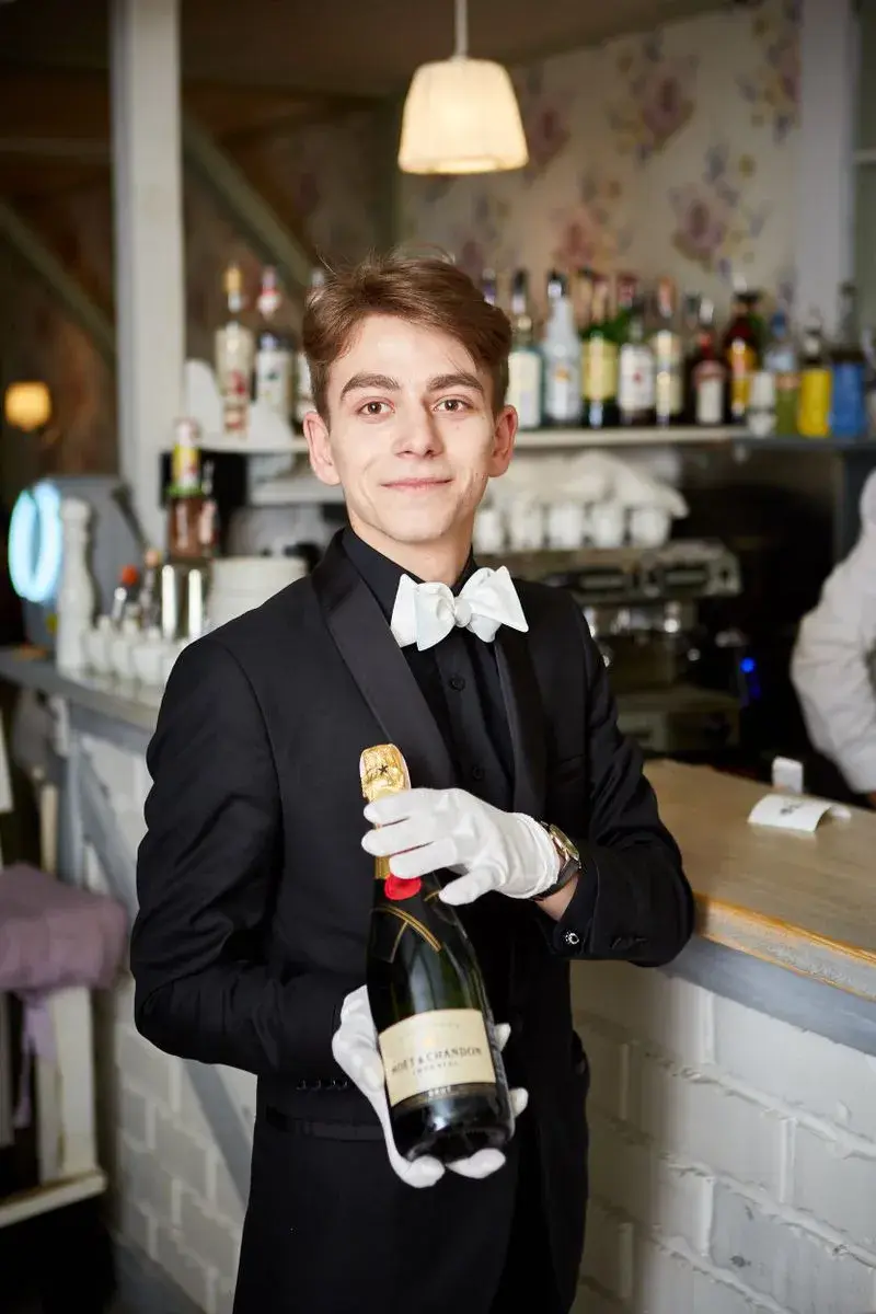 Работа официантом днем. Фото студента 22 лет мальчика официанта.