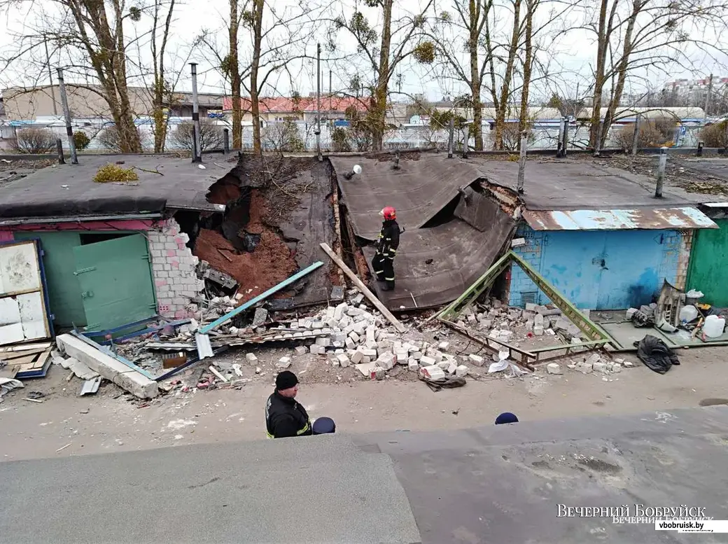 В ГСК-2 Бобруйска загорелась крыша гаража (+ видео) | bobruisk.ru