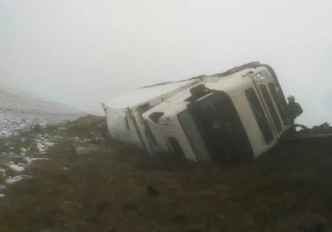 В Столбцовском районе перевернулась фура