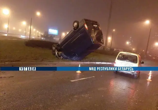 В Минске микроавтобус врезался в легковушку и перевернулся на крышу