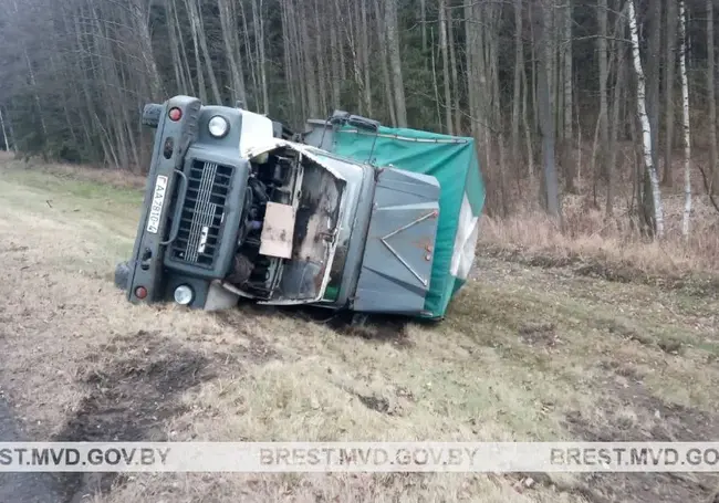 В Ивацевичском районе водитель легковушки уснул и влетел в грузовик