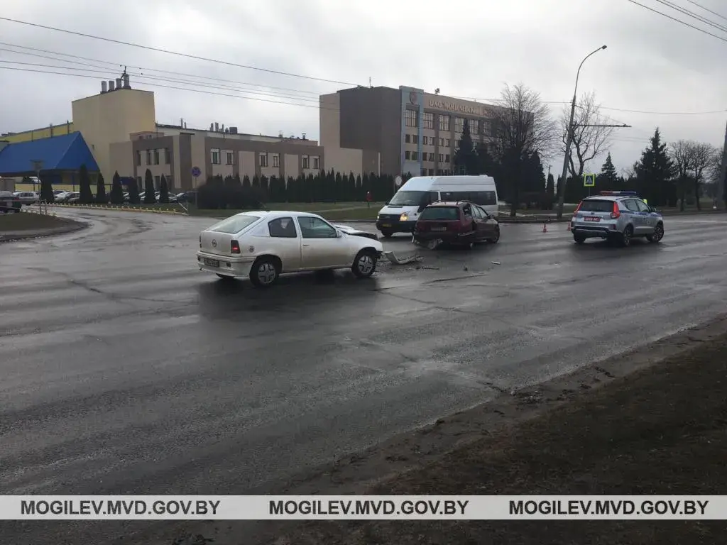 В Могилеве водителя едва не раздавило баллоном, который он не по правилам  вез в авто | bobruisk.ru