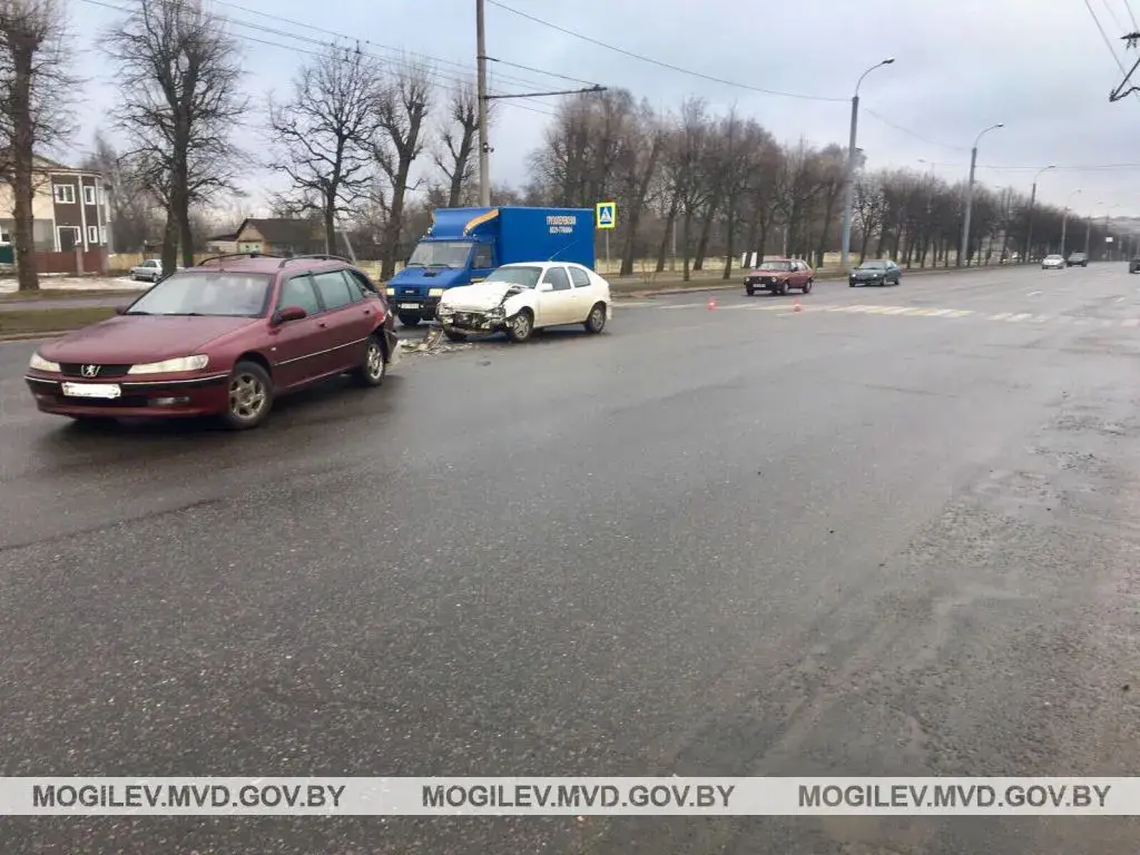 В Могилеве водителя едва не раздавило баллоном, который он не по правилам  вез в авто | bobruisk.ru