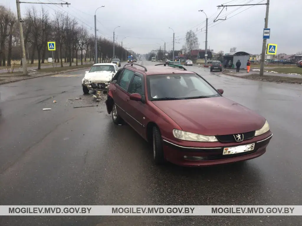 В Могилеве водителя едва не раздавило баллоном, который он не по правилам  вез в авто | bobruisk.ru