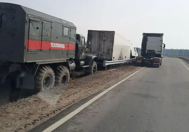 Под Бобруйском фура «прошила» отбойник и съехала в кювет