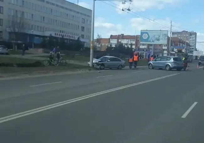 В Бобруйске легковой автомобиль врезался в столб. Фотофакт