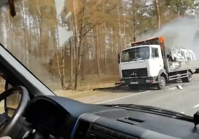 На трассе под Бобруйском горит грузовик с окнами ПВХ (видеофакт)