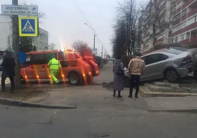 В Минске водитель перепутала передачи и оказалась на лестнице