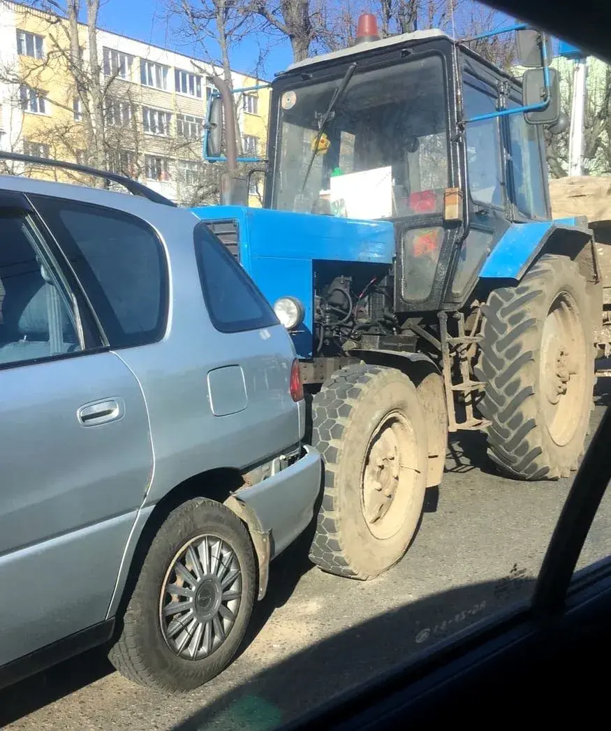 На перекрестке Минской и Октябрьской трактор въехал в авто | bobruisk.ru