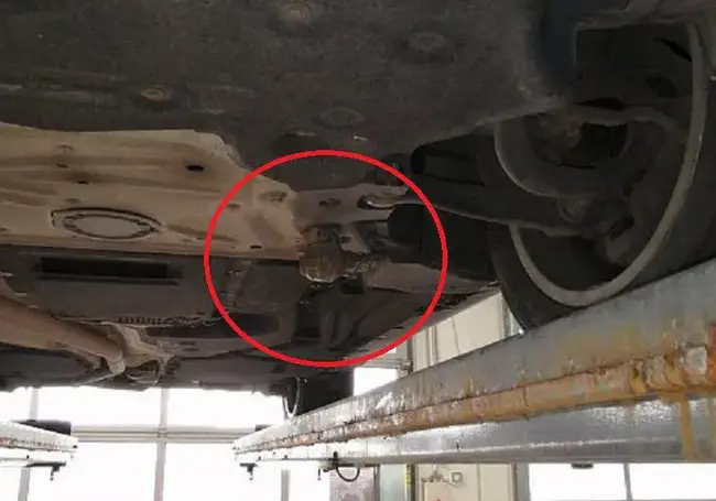 Сотрудники СТО нашли под днищем BMW гранату: возбуждено дело о покушении
