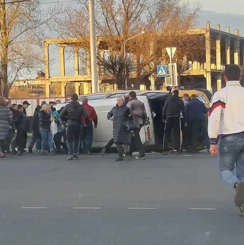 В Бобруйске на Минской перевернулась маршрутка (фото, видео) | bobruisk.ru